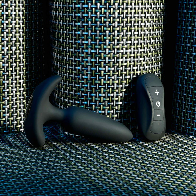 Selopa Black Beauty with remote: black silicone vibrating butt plug with a tapered tip, T-shaped base and wireless remote